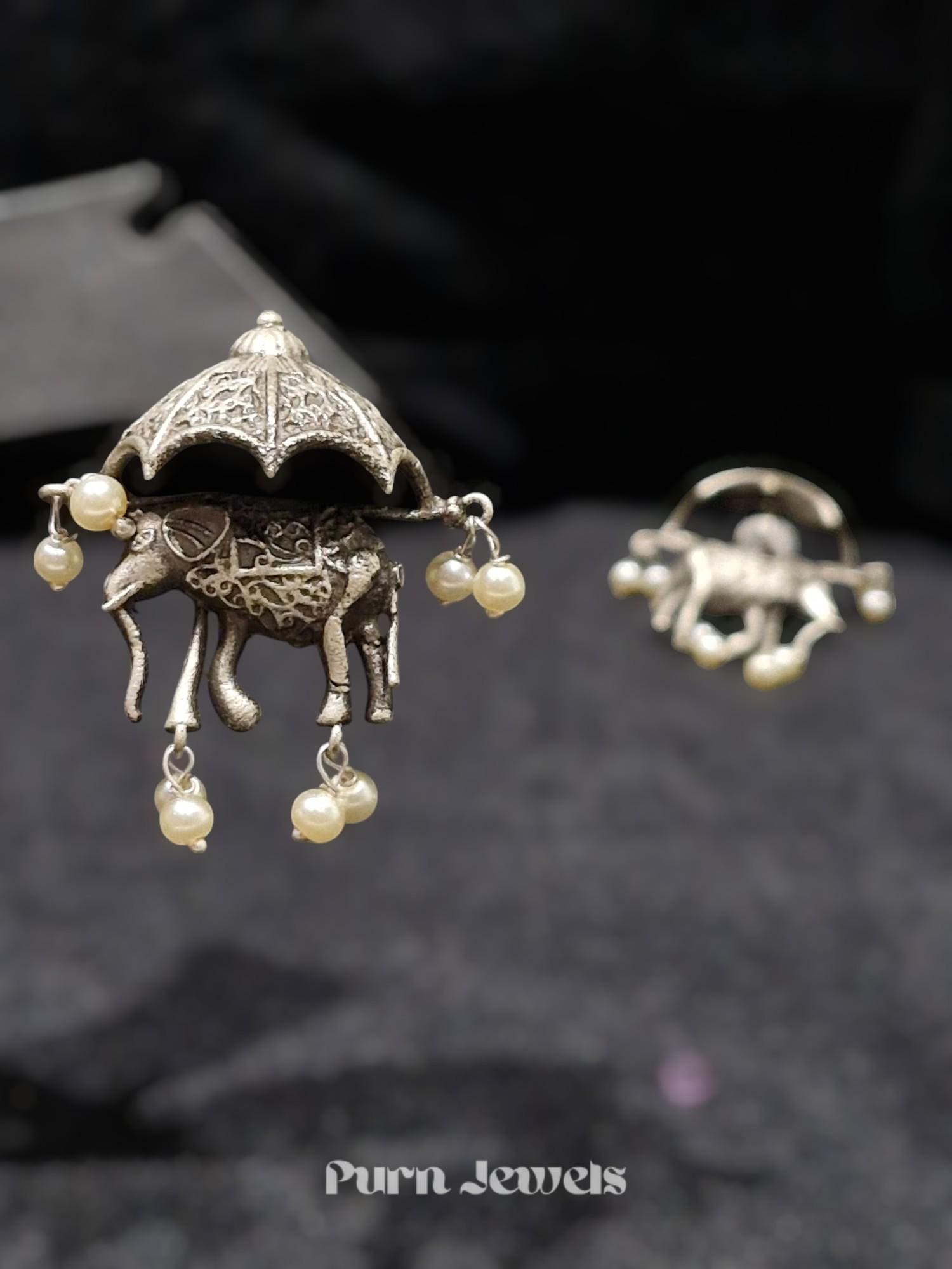 Antique silver elephant pattern earrings