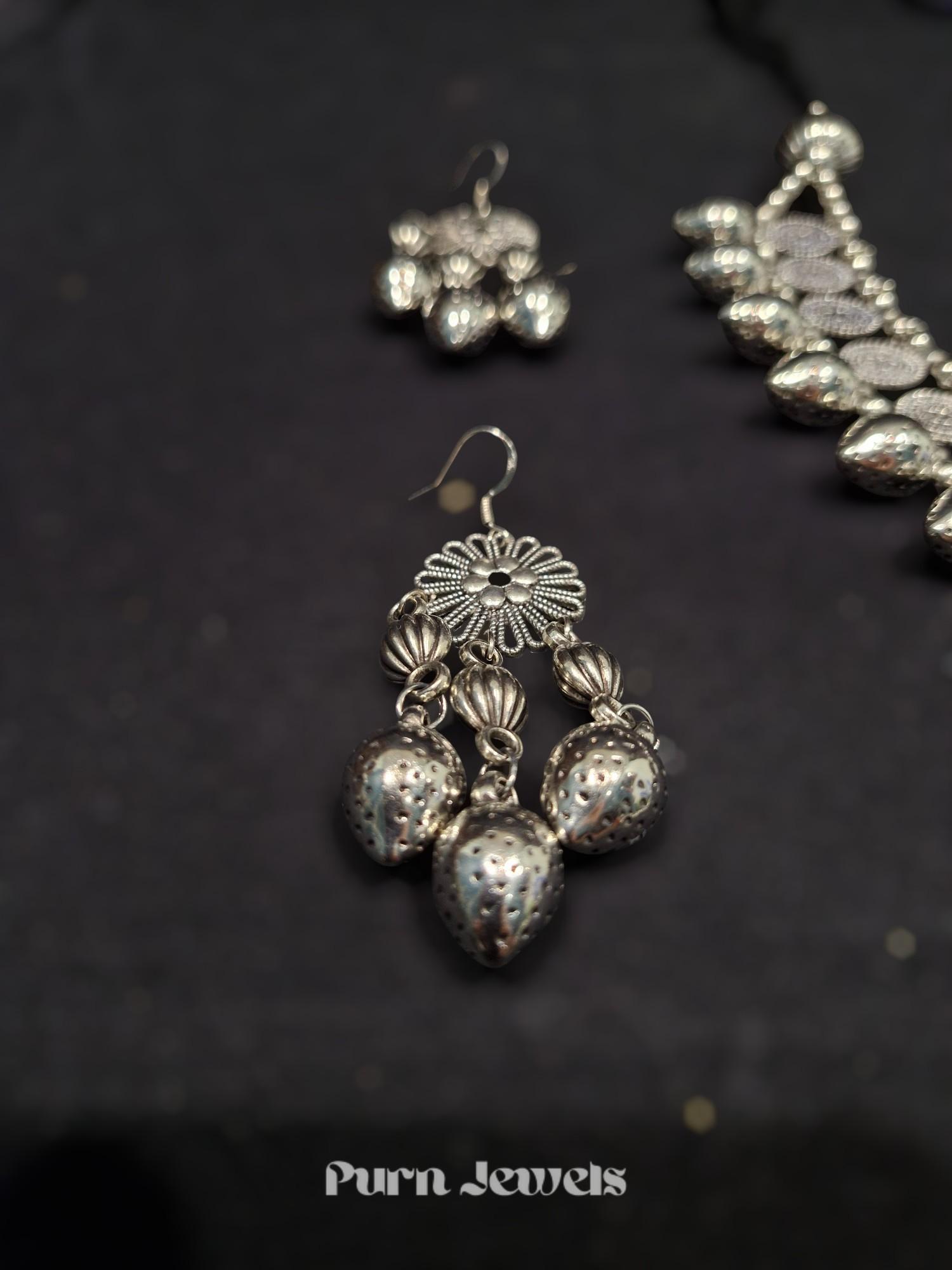 Elegant oxidised silver necklace Ojal